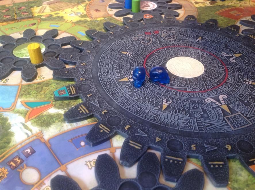 Kristallschädel und Details des bemalten Tzolk´in.jpg